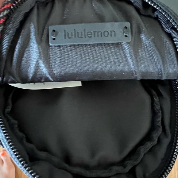 Lululemon phone side body!!📱❤️🖤 - Picture 5 of 7